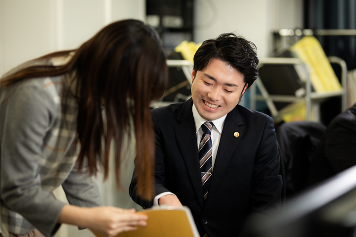 男性弁護士と女性の写真