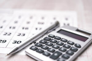 交通事故の慰謝料は通院日数でどう変わる？計算と増額のしくみを弁護士が解説