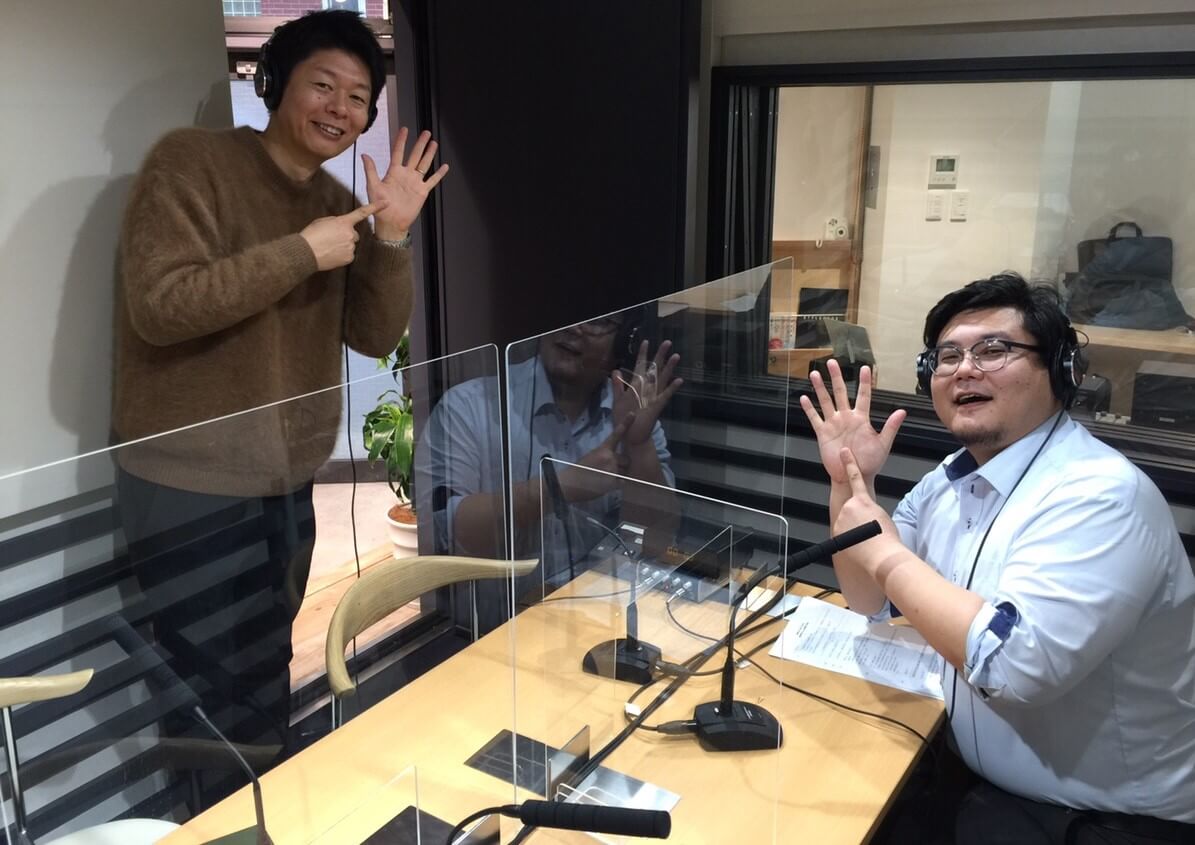 カメラに向かって手相のポーズをする澁谷望弁護士と島田秀平さん