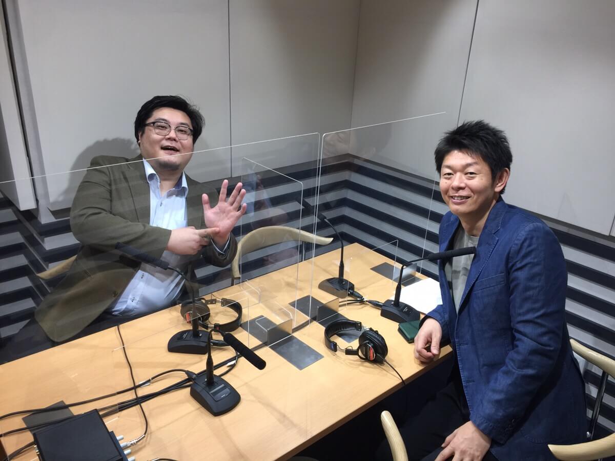 カメラに向かって笑う島田秀平さんと澁谷望弁護士