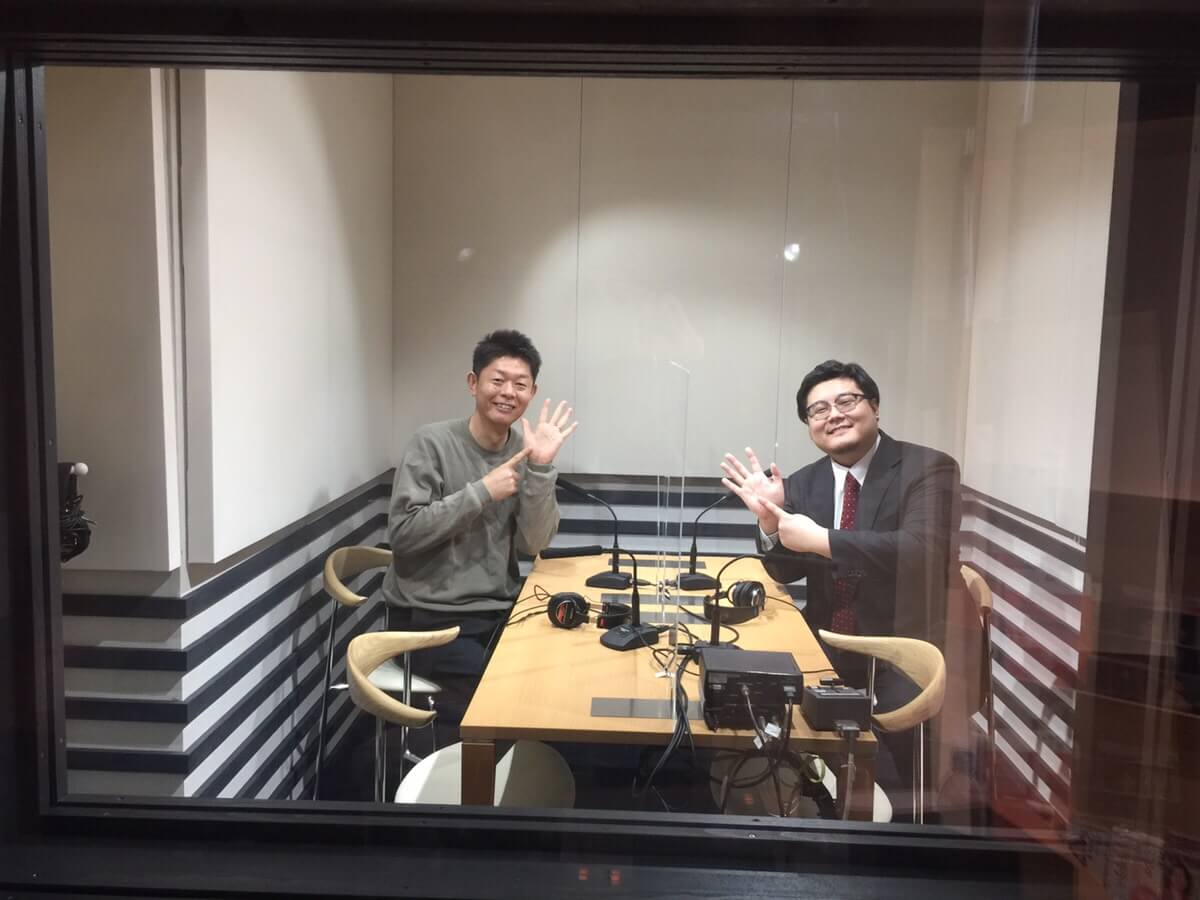 スタジオブースの中から手相のポーズをキメる島田秀平さんと澁谷望弁護士