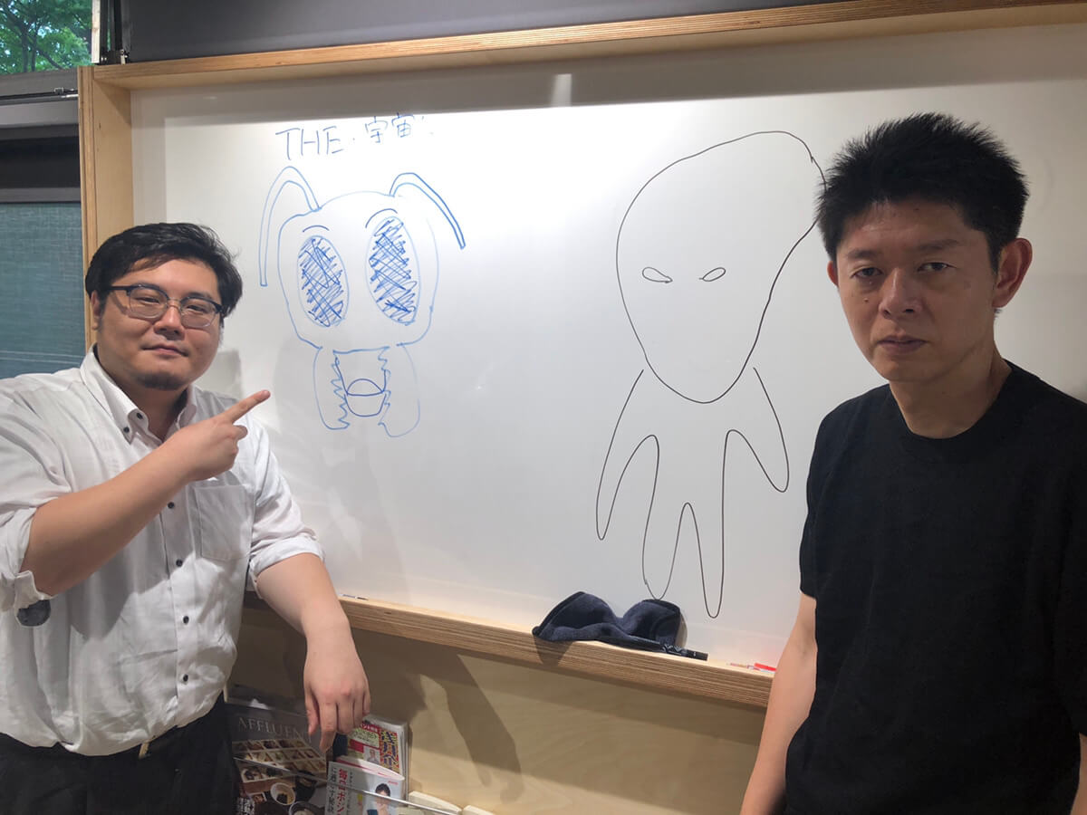 自分で描いた宇宙人の前でキメる島田秀平さんと澁谷望弁護士
