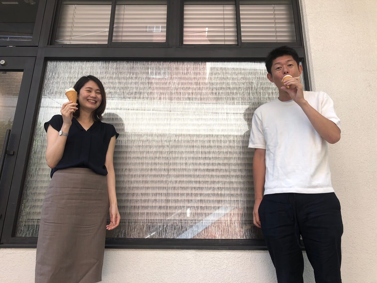 外でアイスを食べる島田秀平さんと古藤由佳弁護士