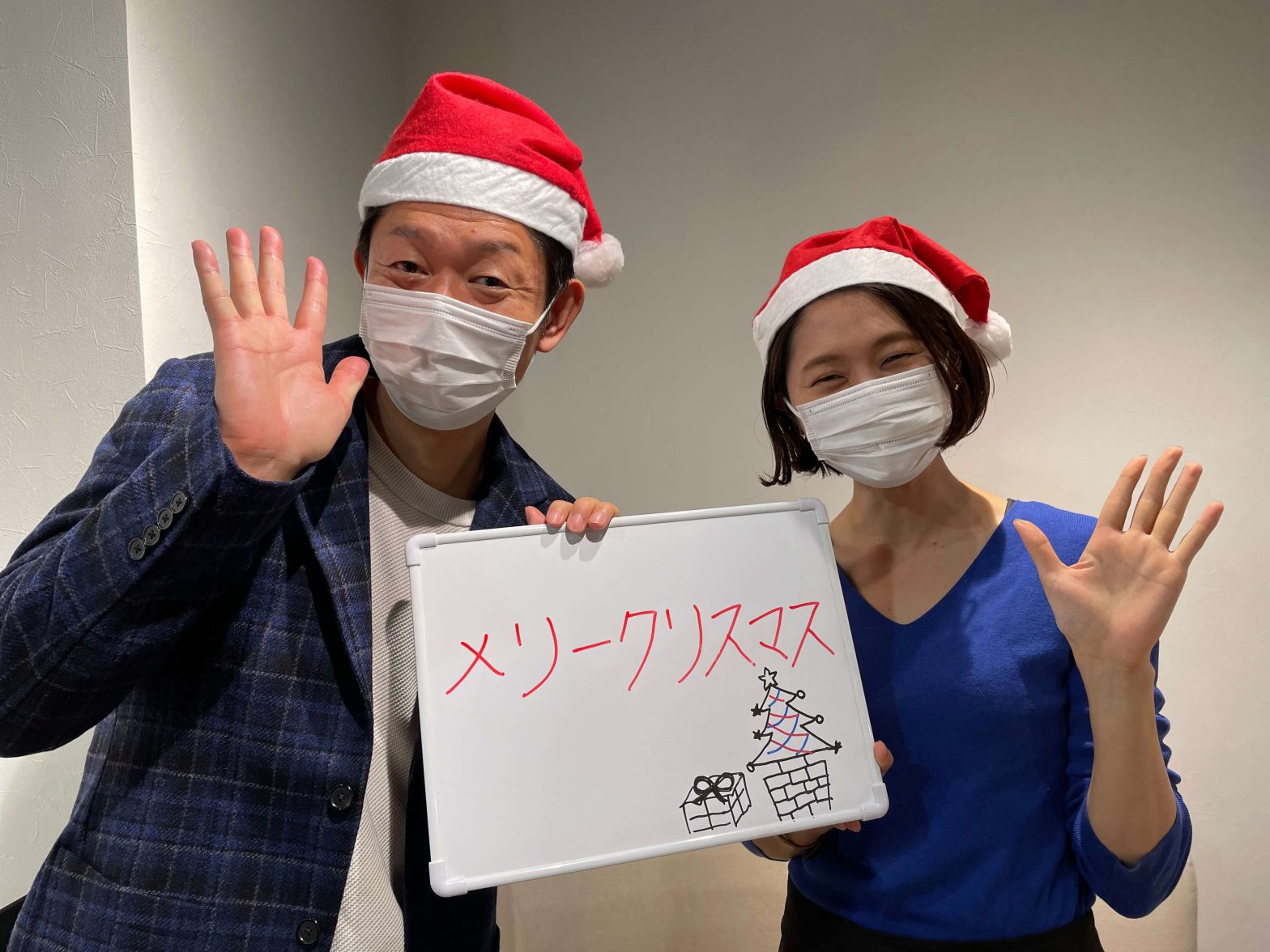 サンタ帽をかぶった島田秀平さんと古藤由佳弁護士
