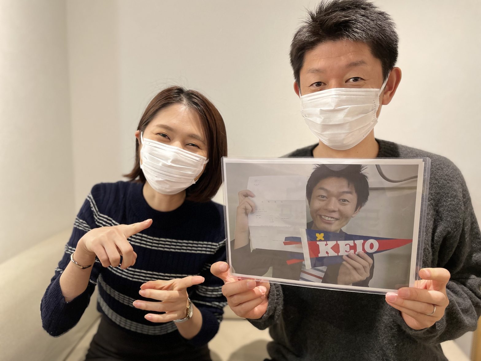 慶応義塾大学の合格通知をもらった時の写真を持った島田秀平さんと笑顔の古藤由佳弁護士