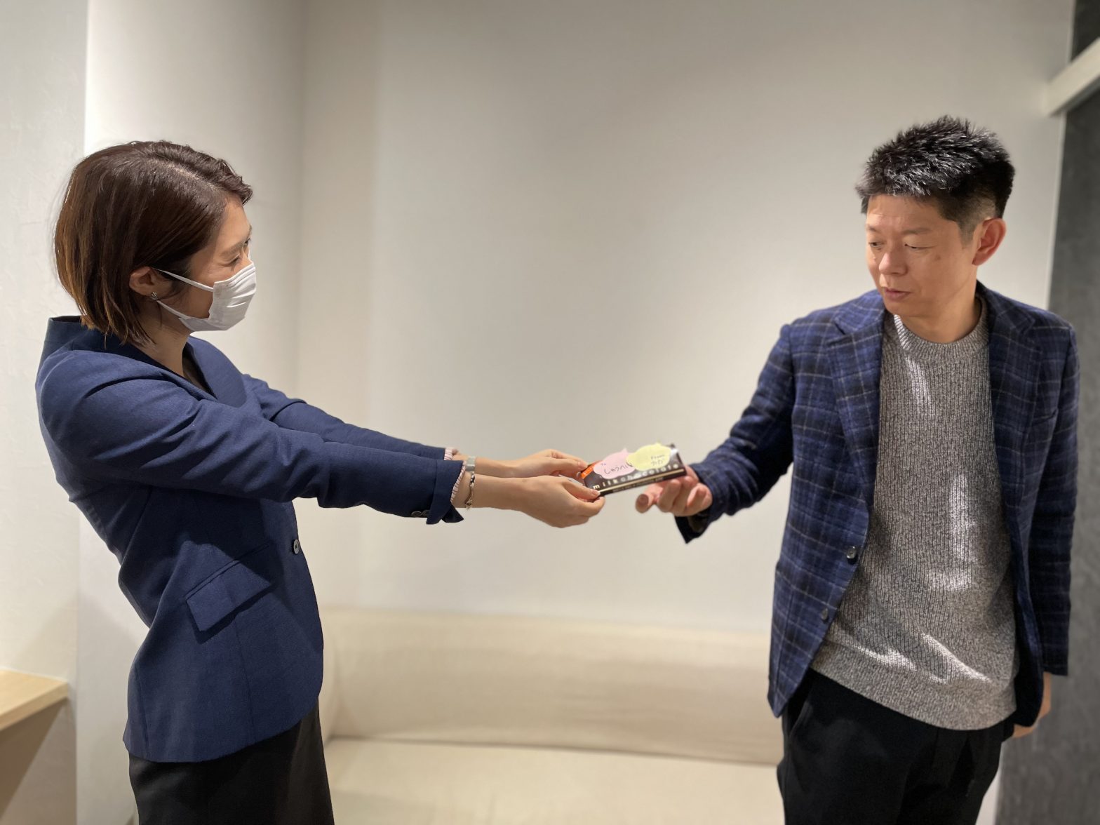 島田秀平さんにバレンタインチョコレートを渡す古藤由佳弁護士