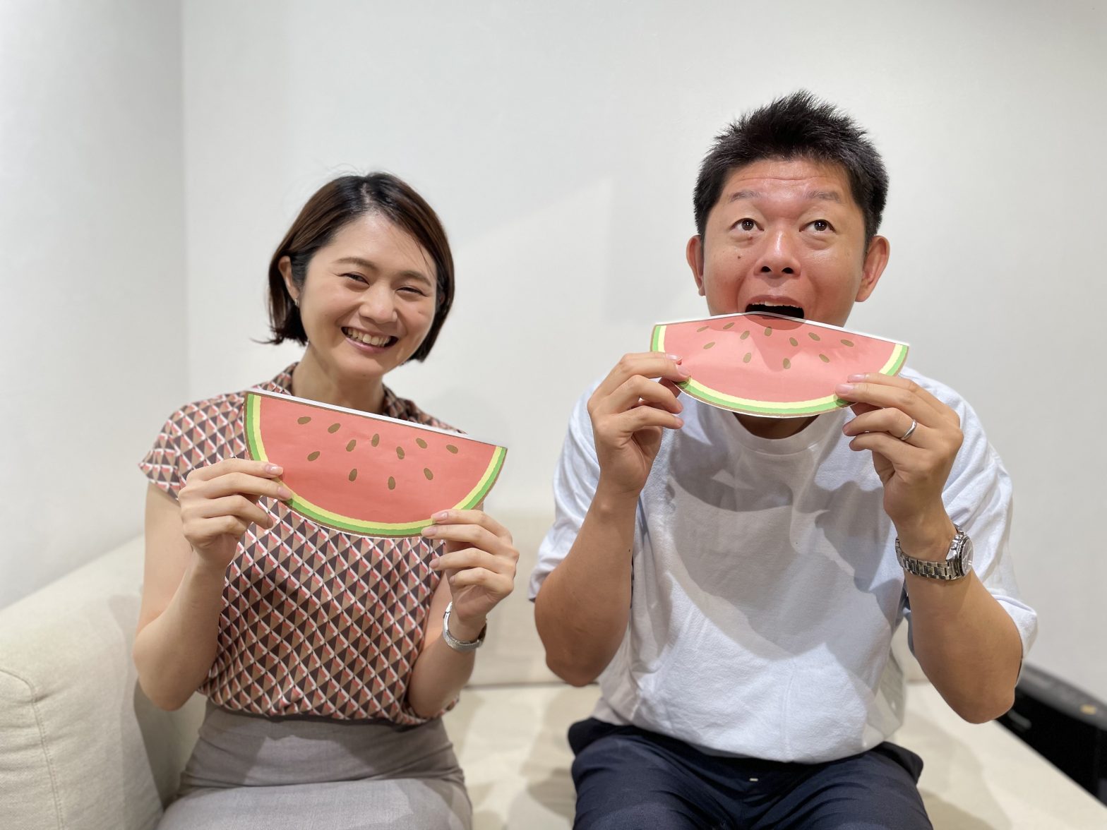 スイカを食べる島田秀平さんと古藤由佳弁護士