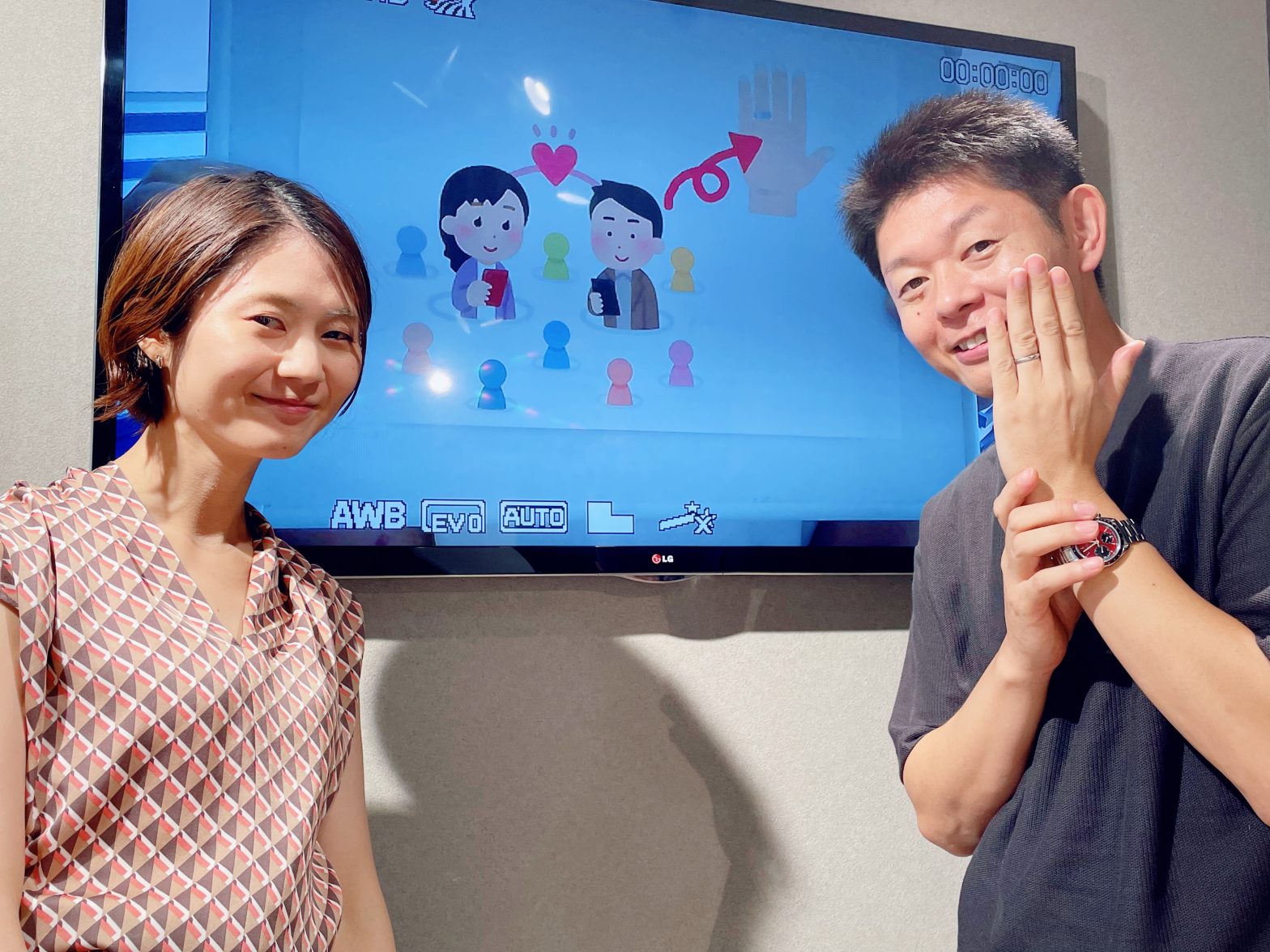 結婚指輪を見せる島田秀平さんと笑顔の古藤由佳弁護士