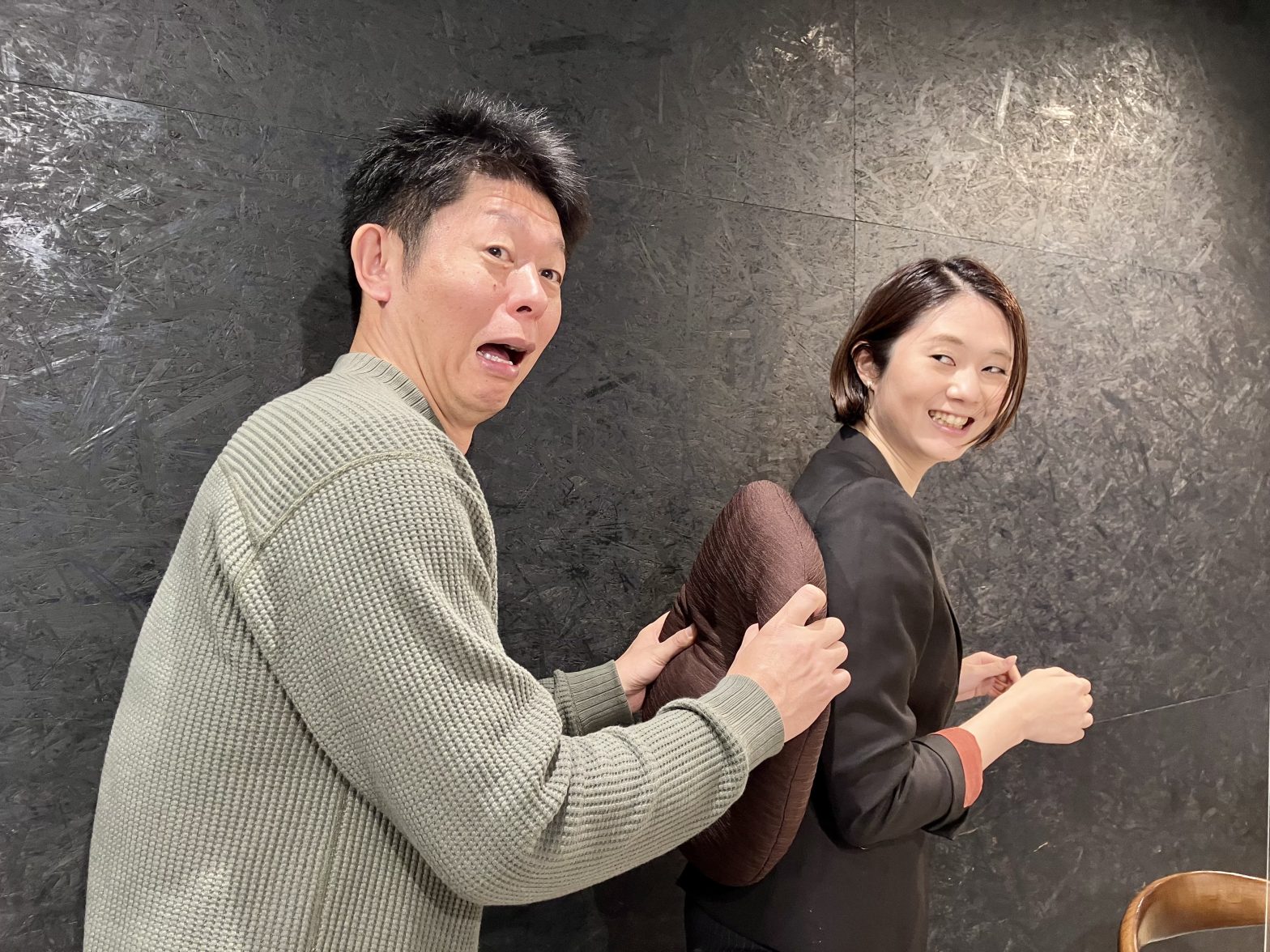 玉突き事故を表現する島田秀平さんと古藤由佳弁護士
