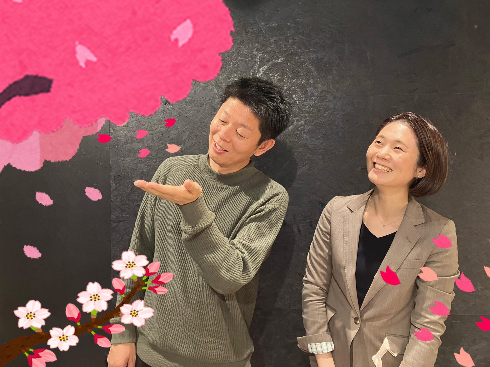 桜の花見を楽しむ島田秀平さんと古藤由佳弁護士