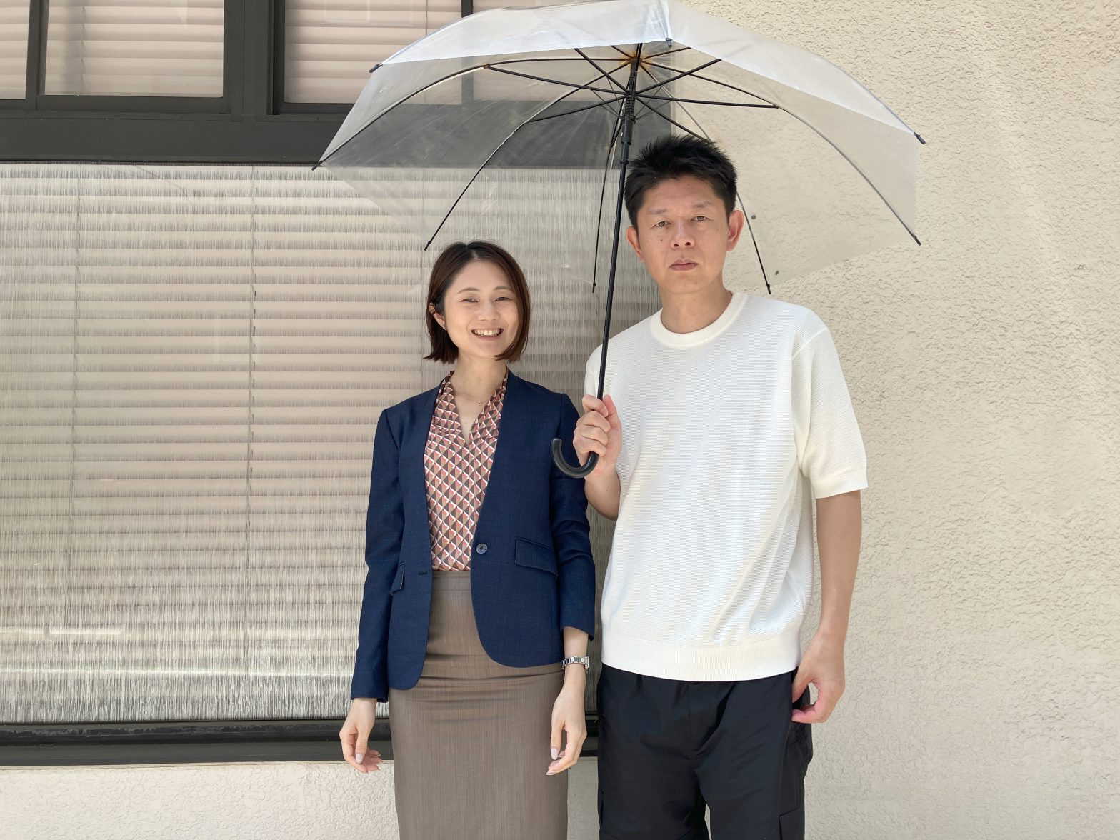相合傘をする島田秀平さんと古藤由佳弁護士
