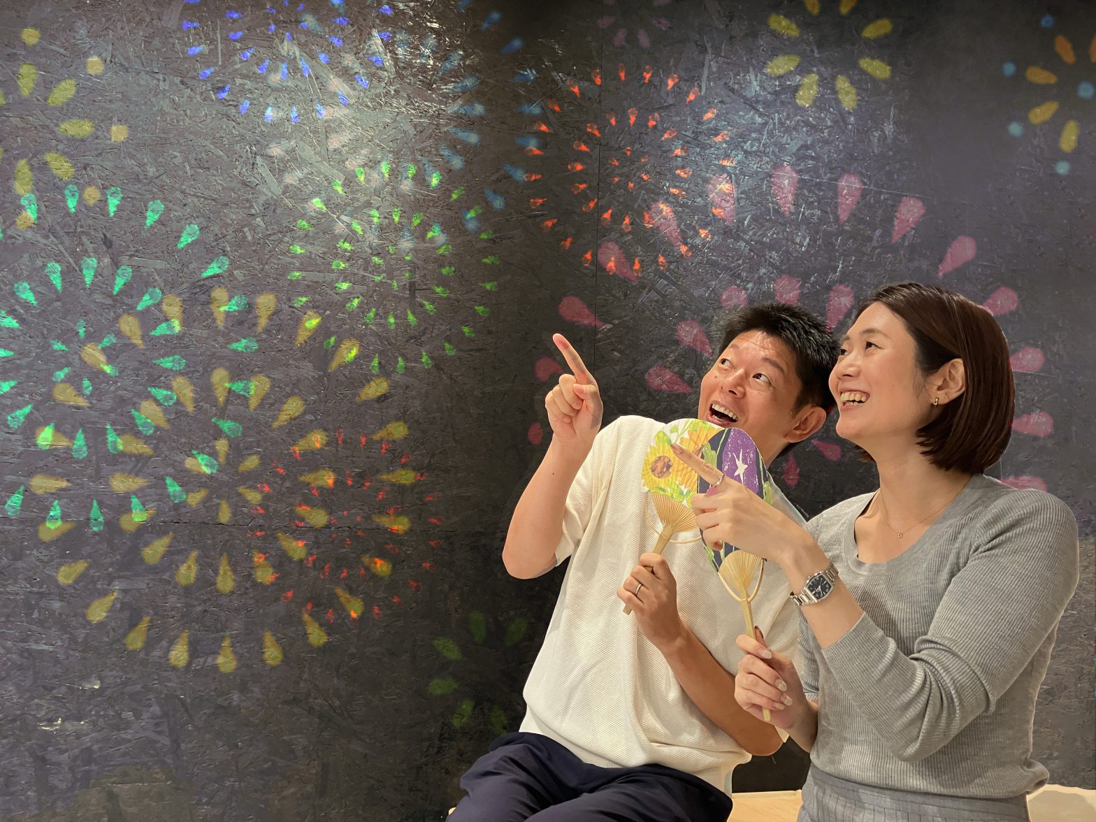 花火を楽しむ島田秀平さんと古藤由佳弁護士