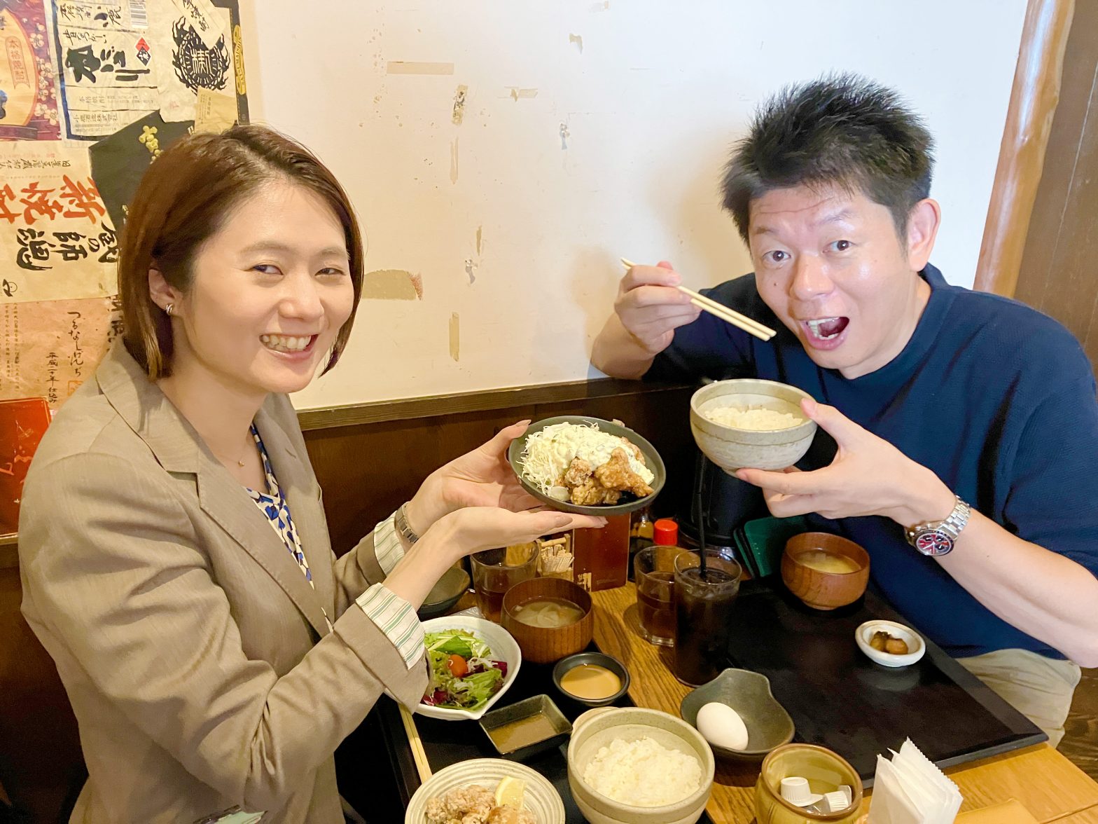 お昼を食べる島田秀平さんと古藤由佳弁護士