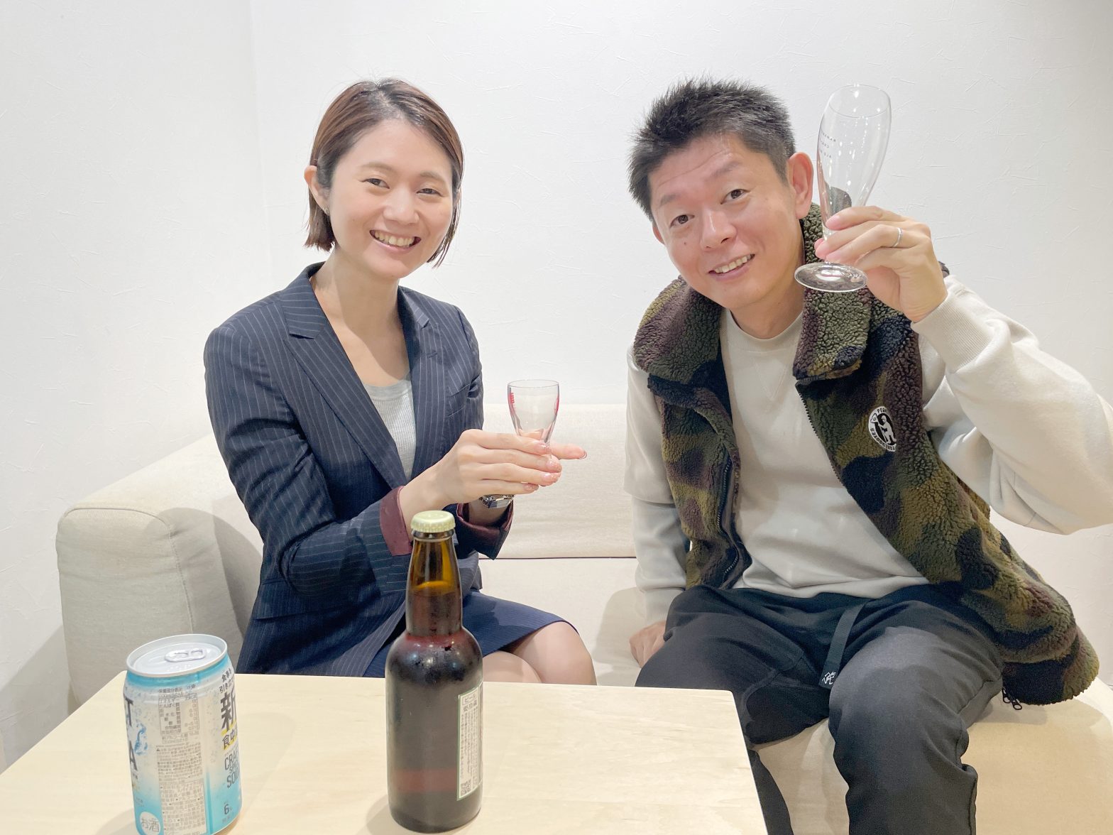 グラスを掲げる島田秀平さんと古藤由佳弁護士