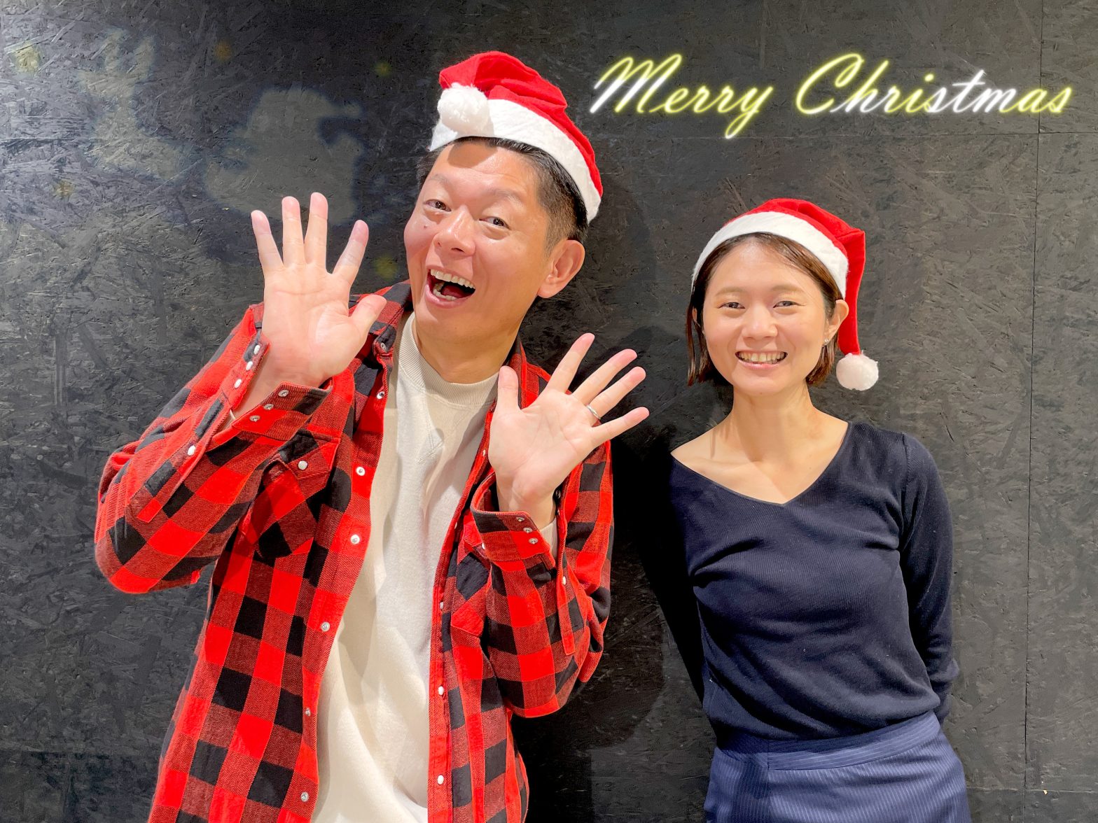 サンタ帽をかぶった島田秀平さんと古藤由佳弁護士