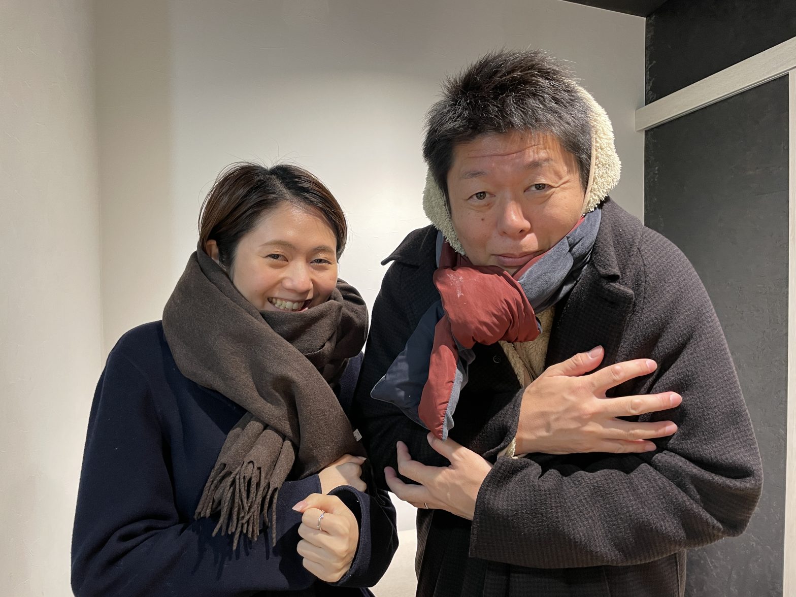 厚着して寒さに震える古藤由佳弁護士と島田秀平さん