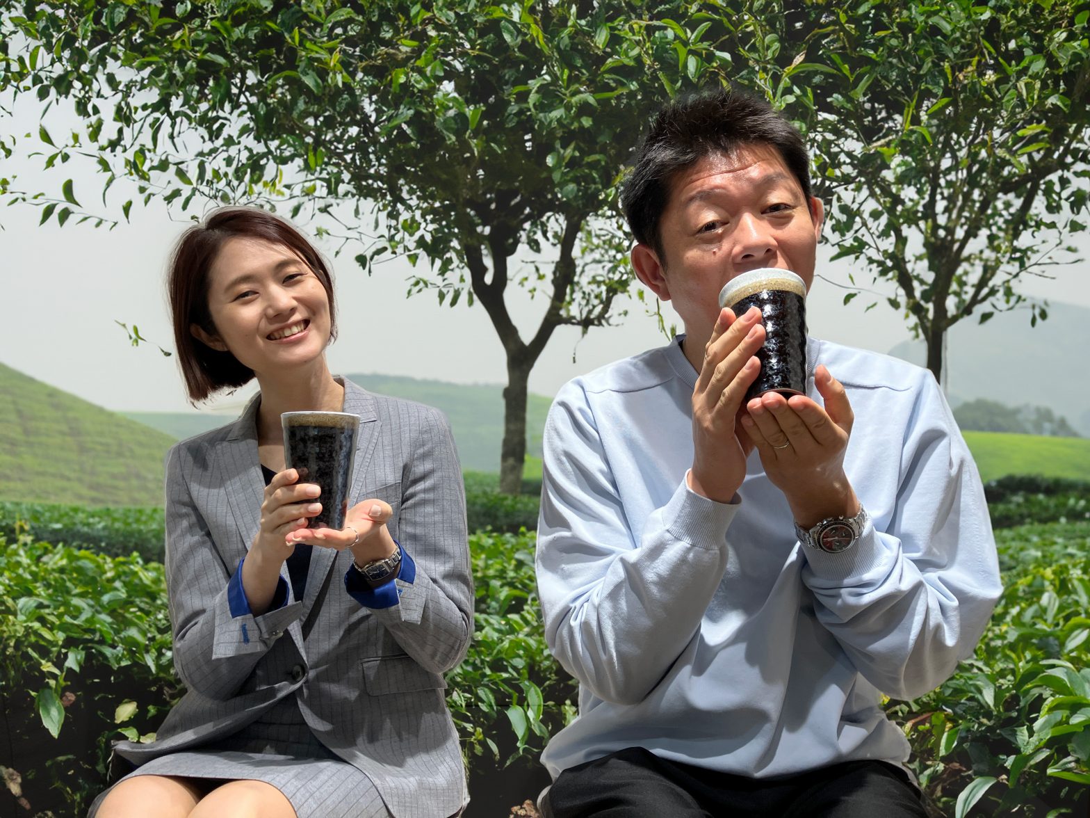 茶園をバックにお茶を楽しむ島田秀平さんと古藤由佳弁護士