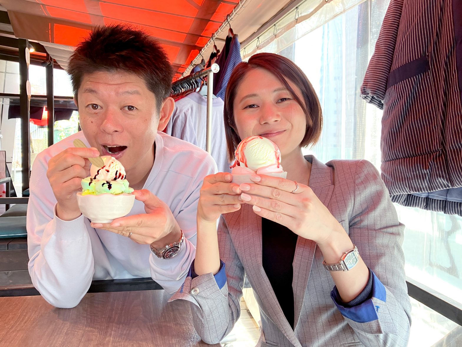 アイスを食べようとする島田秀平さんと古藤由佳弁護士