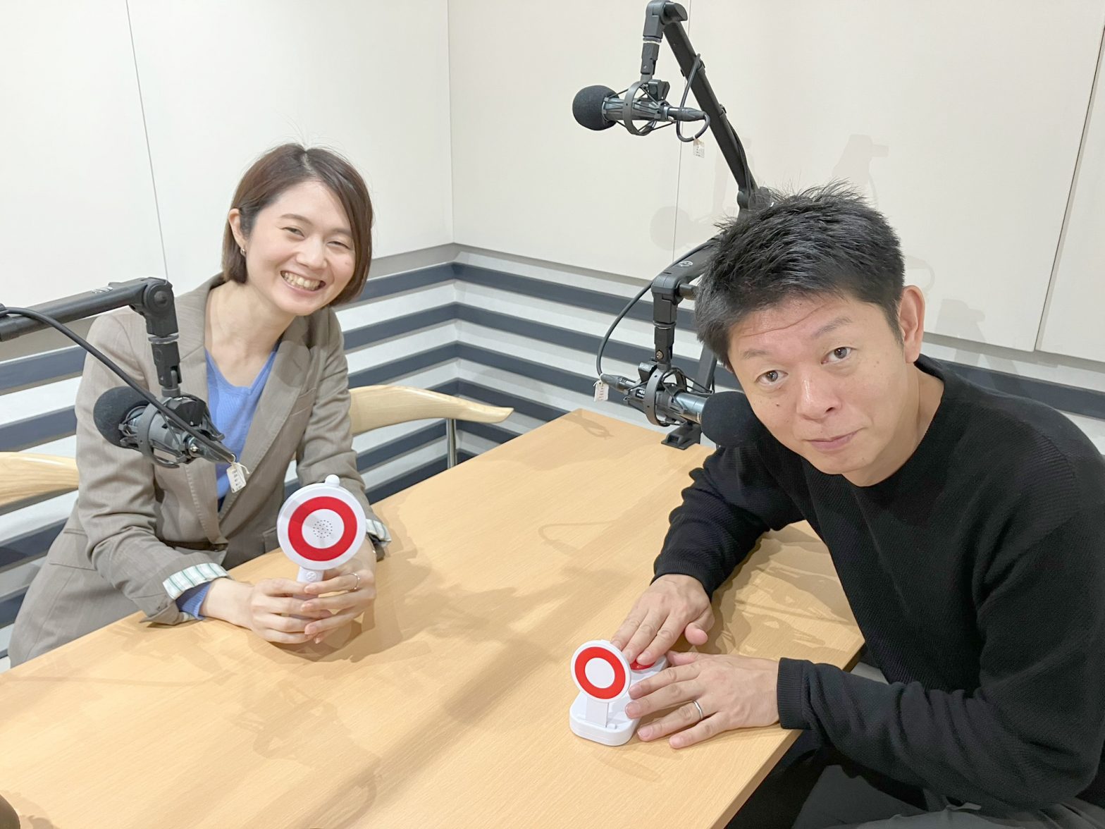 クイズに挑戦する島田秀平さんと古藤由佳弁護士